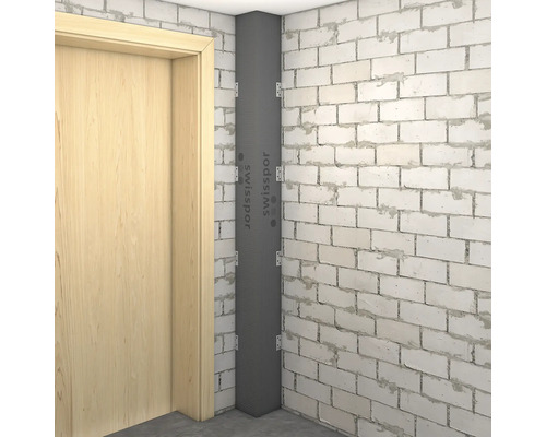 Swisspor L-Element zur Eckisolierung an einer Ziegelwand neben einem Türrahmen, befestigt mit Metallwinkeln.