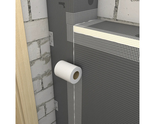 Anwendung von weißem Gewebeband an den fuge grauer Bauplatten auf einer Mauerwerkswand.