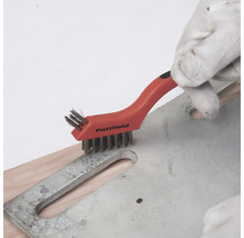 Brosse métallique Pattfield utilisée pour nettoyer une surface métallique.