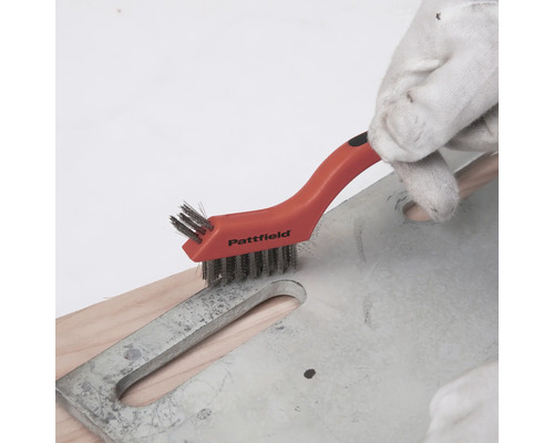 Brosse métallique Pattfield utilisée pour nettoyer une surface métallique.