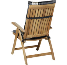 Chaise de jardin pliante en bois avec coussin gris et sangle de fixation noire sur le dossier.
