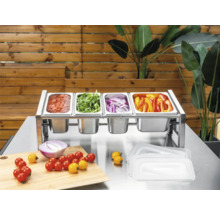 Zutatenstation aus Edelstahl mit vier Gastronorm-Behältern gefüllt mit Gemüse und Sauce auf einem Metalltisch mit Schneidebrett.