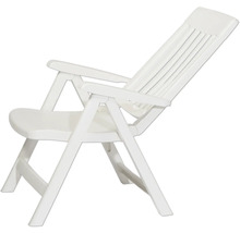 Chaise de jardin pliante en plastique blanc avec accoudoirs et dossier haut.