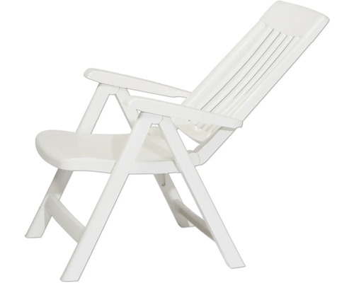 Chaise de jardin pliante en plastique blanc avec accoudoirs et dossier haut.