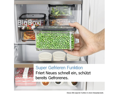 Main tenant une boîte de congélation avec des pois devant un tiroir BigBox de réfrigérateur avec fonction Super congélation.