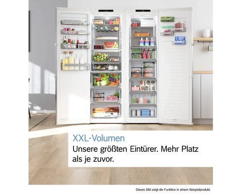 Vue claire et organisée d'un combiné réfrigérateur-congélateur ouvert avec volume XXL et de nombreux aliments sur des clayettes en verre.