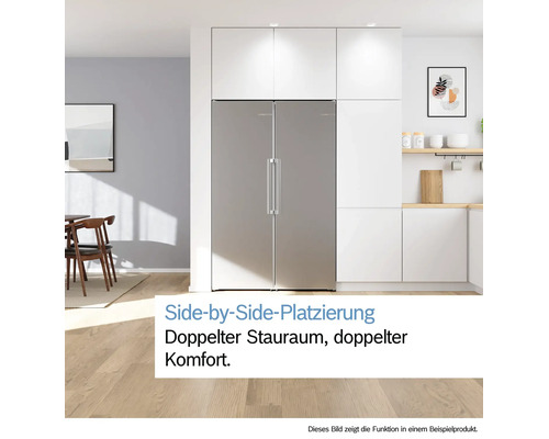 Réfrigérateur Side-by-Side en acier inoxydable dans une cuisine moderne et lumineuse avec des armoires blanches et parquet clair.