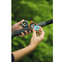 Insertion d'une pastille de nettoyage dans le compartiment d'une lance d'arrosage.