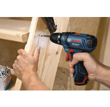 Eine Person schraubt mit einem Bosch Professional Akku-Bohrschrauber eine Schraube in ein Holzbauteil.