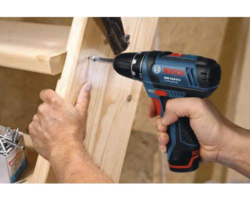 Eine Person schraubt mit einem Bosch Professional Akku-Bohrschrauber eine Schraube in ein Holzbauteil.