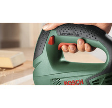 Bosch Stichsäge mit Low Vibration Technologie und ergonomischem Griff, gehalten von einer Hand.
