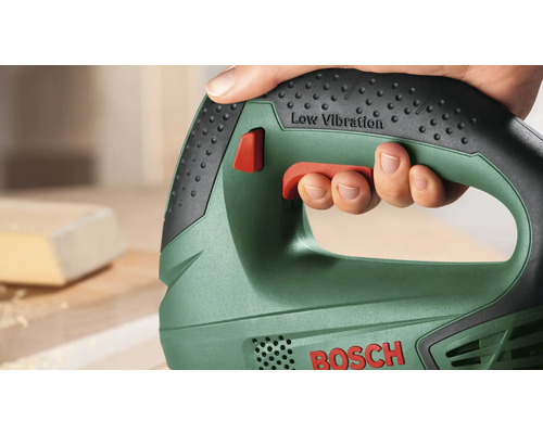 Bosch Stichsäge mit Low Vibration Technologie und ergonomischem Griff, gehalten von einer Hand.