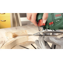 Hand beim werkzeuglosen Sägeblattwechsel an einer Bosch Stichsäge PST 650.