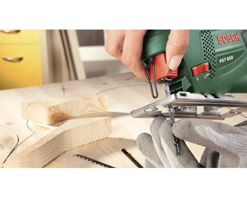 Hand beim werkzeuglosen Sägeblattwechsel an einer Bosch Stichsäge PST 650.