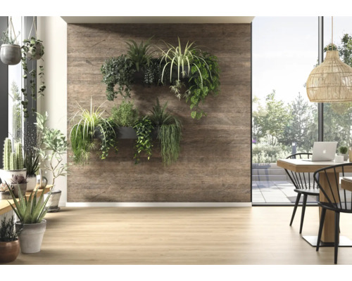 Revêtement mural aspect bois avec bacs à plantes muraux dans une pièce lumineuse avec parquet et grandes fenêtres.