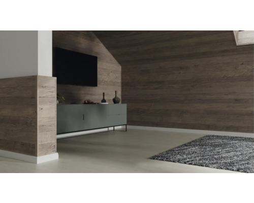 Salon moderne avec revêtement mural aspect bois sur les murs et les rampants, buffet et tapis.