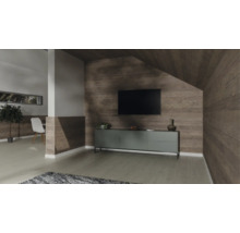 Un salon moderne avec revêtement mural aspect bois, téléviseur mural et buffet sur un sol clair.