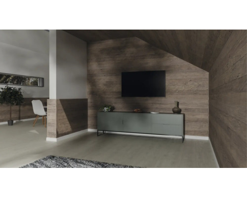 Un salon moderne avec revêtement mural aspect bois, téléviseur mural et buffet sur un sol clair.