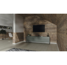 Salon moderne et lumineux avec revêtement mural en planches de bois rustiques au mur et au plafond, buffet gris et téléviseur fixé au mur.