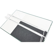 LED-Aquarienbeleuchtung, zwei weiße Lichtleisten auf einem Glasbecken mit dunklem Bodengrund montiert.