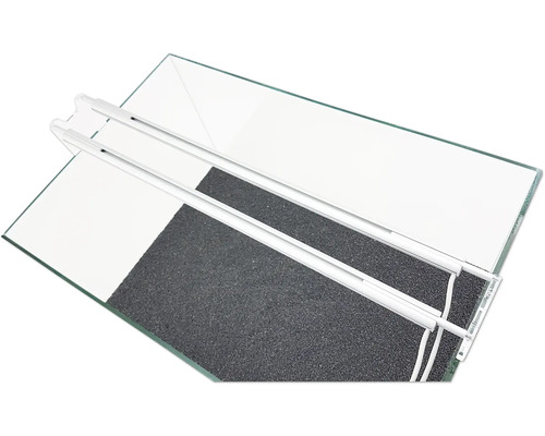 LED-Aquarienbeleuchtung, zwei weiße Lichtleisten auf einem Glasbecken mit dunklem Bodengrund montiert.
