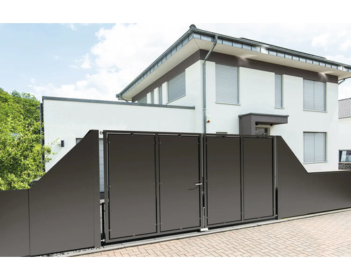 Portail d'entrée moderne à quatre vantaux en métal anthracite devant une maison blanche avec clôture brise-vue assortie.