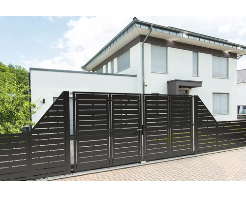Modernes anthrazitfarbenes Einfahrtstor und Zaun aus Metall mit horizontalen Lamellen in einer hellen Umgebung vor einem Wohnhaus.