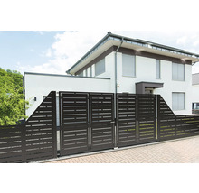 Modernes anthrazitfarbenes Einfahrtstor und Zaun aus Metall mit horizontalen Lamellen in einer hellen Umgebung vor einem Wohnhaus.