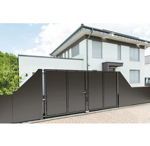 Portail d'entrée moderne à quatre vantaux en métal anthracite devant une maison blanche avec clôture brise-vue assortie.