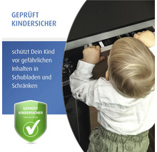 Kleinkind versucht Küchenschublade zu öffnen, geprüfte Kindersicherung für Schubladen und Schränke zum Schutz vor gefährlichen Inhalten.