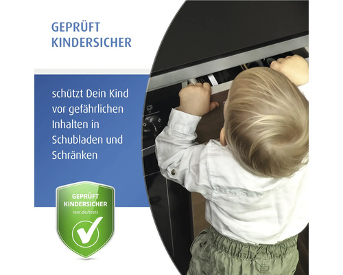 Kleinkind versucht Küchenschublade zu öffnen, geprüfte Kindersicherung für Schubladen und Schränke zum Schutz vor gefährlichen Inhalten.