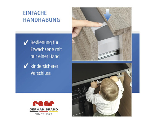 reer Schubladen- und Schranksicherung im Einsatz: Einhandbedienung für Erwachsene und kindersicherer Verschluss an Küchenschubladen. reer Logo.