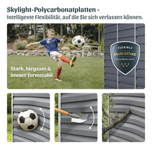 Ein Junge spielt Fußball vor einer Wand aus flexiblen Polycarbonatplatten. Illustrationen zeigen die Schlagfestigkeit gegen Ball, Schaufel und Ast.