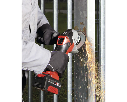 Akku-Winkelschleifer Einhell Power X-Change beim Schleifen eines Metallpfostens mit sichtbarem Funkenflug.