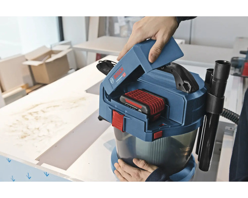 Aspirateur eau et poussière sans fil Bosch Professional GAS 18V-10 L avec batterie 18 Volt insérée et compartiment ouvert.
