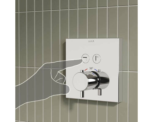 Mitigeur thermostatique encastré VitrA avec plaque carrée chromée, boutons-poussoirs pour baignoire et douche et réglage à 38 degrés.