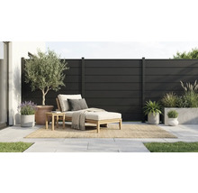 Clôture brise-vue moderne à lamelles anthracite sur une terrasse avec chaise longue en bois et diverses plantes en pot.
