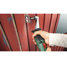 Bosch Schleifroller beim Abschleifen einer hölzernen Zaunlatte mit einer Schleifwalze.