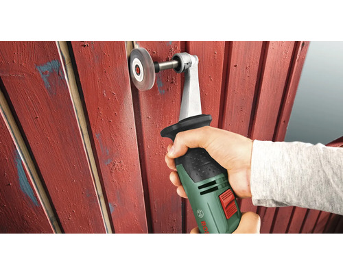 Bosch Schleifroller beim Abschleifen einer hölzernen Zaunlatte mit einer Schleifwalze.