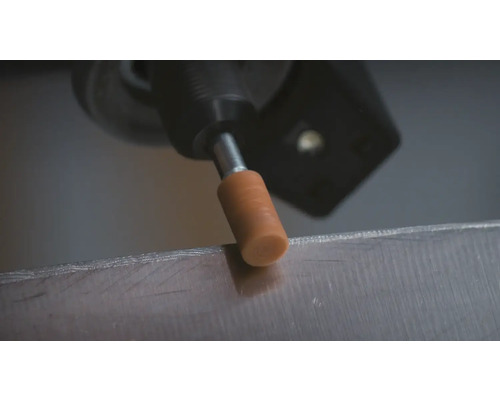 Meule sur tige cylindrique pour outil multifonction lors du traitement d'une bordure métallique.