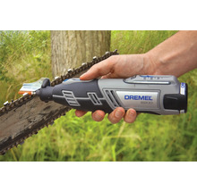 Multi-outil sans fil Dremel 8200 lors de l'affûtage d'une chaîne de tronçonneuse à l'extérieur.