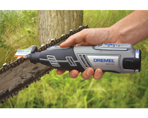 Multi-outil sans fil Dremel 8200 lors de l'affûtage d'une chaîne de tronçonneuse à l'extérieur.