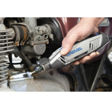 Outil multifonction Dremel 4300 avec éclairage LED intégré utilisé sur un moteur de moto.