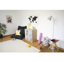 Heller Raum mit Holzboden, Holzregal, schwarzem Sitzsack, silberner Stehleuchte und hellem Teppich.
