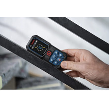 Bosch Professional Laser-Entfernungsmesser misst eine Neigung von 32 Grad an einem Metallgeländer.