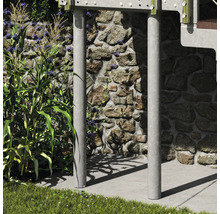 Deux poteaux de support métalliques verticaux pour un escalier extérieur ou une plateforme, placés devant un mur en pierre.