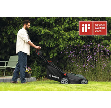 Un homme utilise une tondeuse à gazon Bosch sur une pelouse dans un jardin à côté de fleurs violettes. iF Design Award 2026.