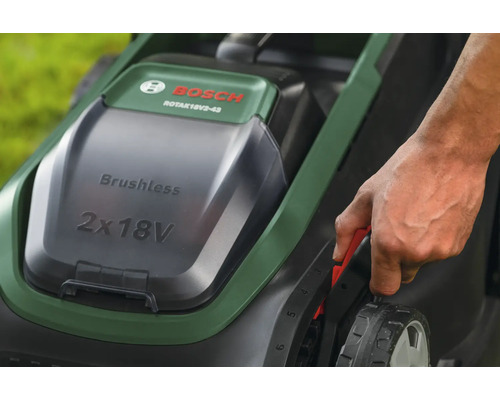 Bosch Rotak Rasenmäher mit Schnitthöhenverstellung per Hebel am Rad.