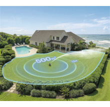 Rasensprenger im hellen Garten mit 500 Quadratmetern Bewässerungsfläche und 13 Metern Reichweite bei einem Haus mit Pool am Meer
