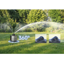 Rasensprenger im Garten mit 360 Grad Rotation und einstellbaren Düsen auf einer grünen Rasenfläche.